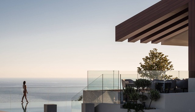 Stunning Views, Heated Pool, Hot Tub, Sauna, Gym, Home Cinema, and Full Privacy: by etouri in Rethymno