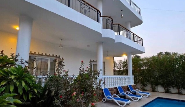 Swan Apartment in Luxurious Villa Aphrodite in Al Bairat
