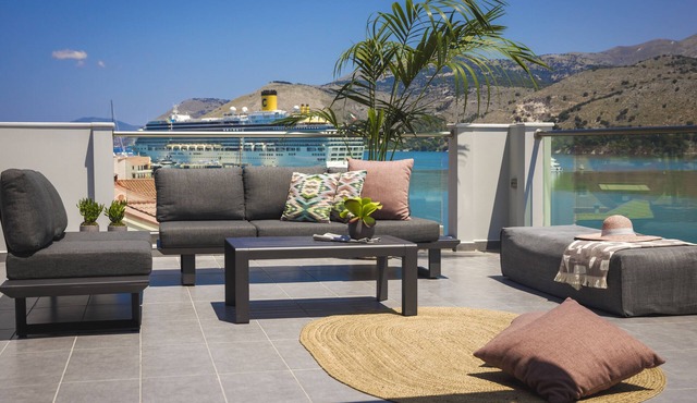 The 360ᵒ Loft/60m²- Outdoor Spa bath/Spacious living area in Argostoli