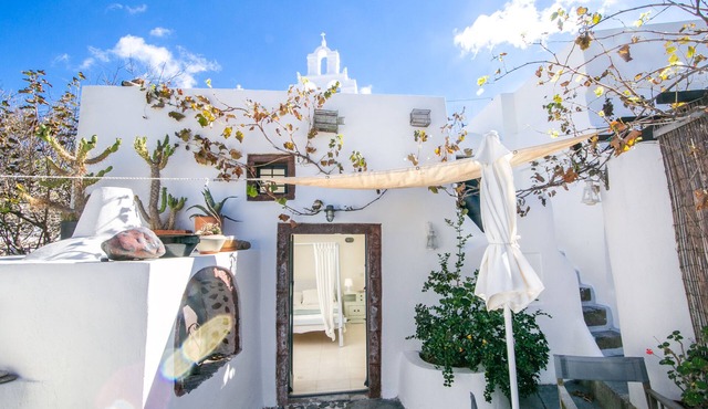 The House of the Singing Birds. Romantic traditional studio with nice sea view in Φοινικιά