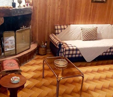 The log house in the village in Pramanta