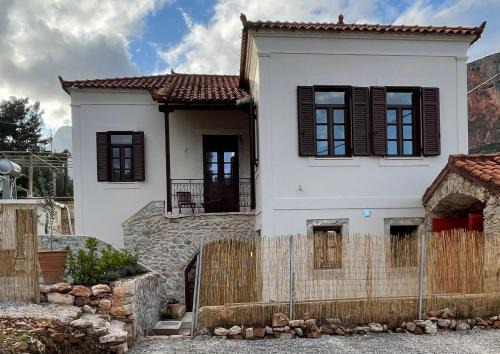 The Red Cliffs Villa in Leonidio