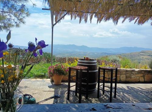 Traditional Creta stone house in serenity village in Vitsiliá