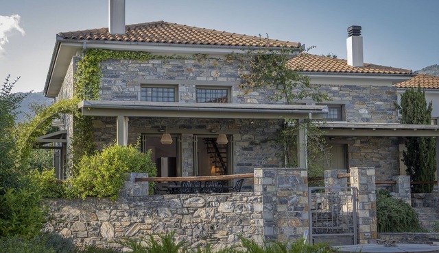 Traditional villa in a complex beside the sea. in Platanidia