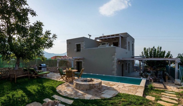 Traditional Villa w/Heated Pool, 5km to the Beach in Καστελλος
