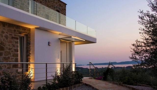 Traumvilla mit Blick auf die Bucht von Navarino - 5 min zum Strand und Golfplatz in Gialova