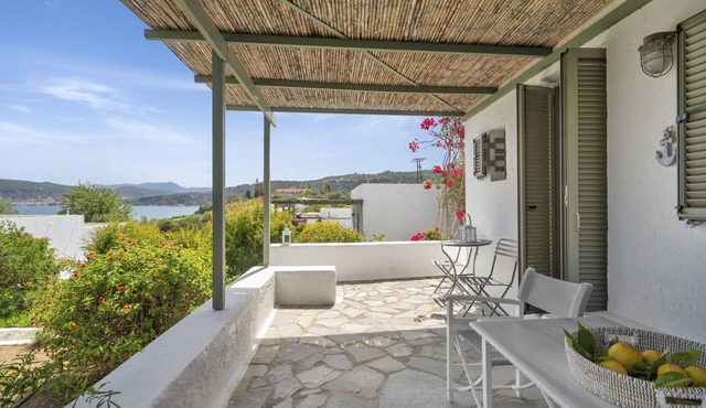 Vacation Home "2 Bedroom Apartment" near Beach with Private Terrace & Wi-Fi in East Mani