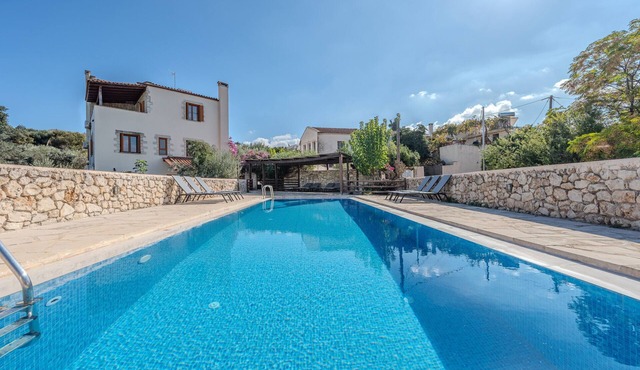 Vamos Villa – Elegant 5-BR Retreat with Private Pool in Vamos
