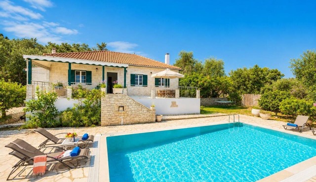 Villa Afroditi - Three Bedroom Villa, Sleeps 6 in Kourteika