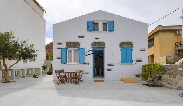 Villa Antika, very close to the shops and restaurants in Korissia, Kea. in Coressia