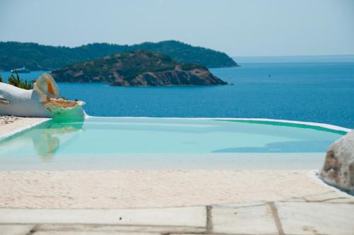 Villa Arios, pool, jacuzzi and sea in Kanapitsa