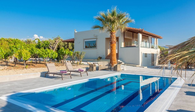 Villa Chrysalida, peaceful home with scenic views! in Skaleta