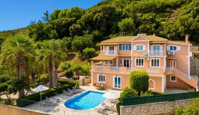 Villa Doreta - Five Bedroom Villa, Sleeps 10 in Koridallos