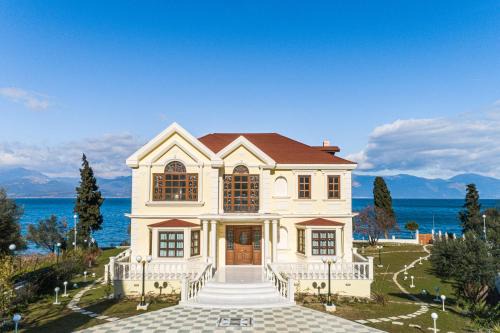 Villa Filoxenia - by the sea - up to 12 guests in Gefira Mpania