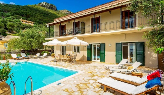 Villa Katerina - Five Bedroom Villa, Sleeps 10 in Nisaki