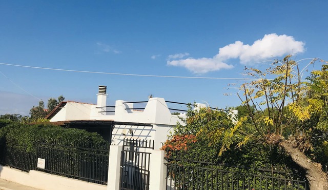 Villa Mare Loutraki,quiet Villa in Nature, two steps to the beach&private garden in loutraki