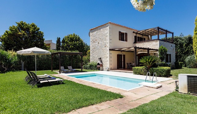 Villa Mera,pool,near the beach & all amenities in Adelianos Kampos