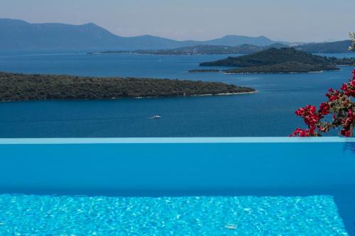 Villa Pasithea - breathtaking seaviews, infinity pool, privacy, close to the beach in Nydri