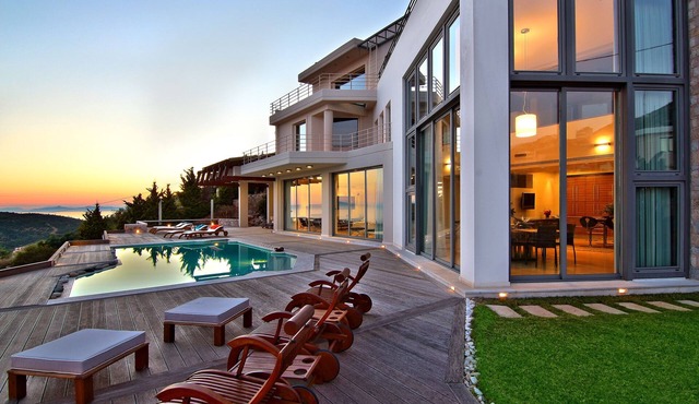 Villa TakeOff, 4 Bedrooms, 5 Bathrooms with Swimming Pool and Astonishing View. in Anavissos