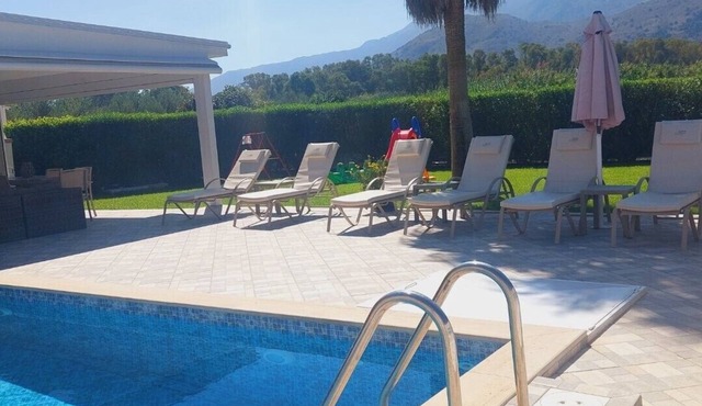 Villa Uranos- Less than 5-Min Walk to Kalivaki Beach with private pool in Γεωργιούπολη