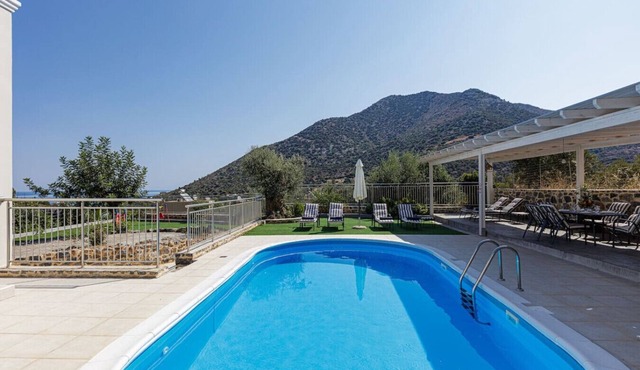 Villa w/Heated Pool, Football table & Kid`s Area in Rethymno