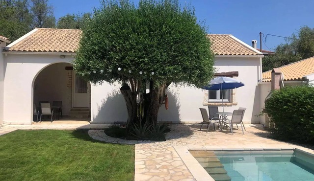 Villa With Private Pool in Parelia
