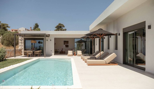 Villa Yoma- Luxury Villa with Heated Pool in Kefalas