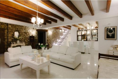 White Diamond Villa with Private Pool for group up to 12 in Kamena Vourla