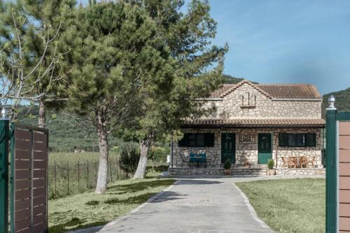 Woodstone Cottage in Alikanas