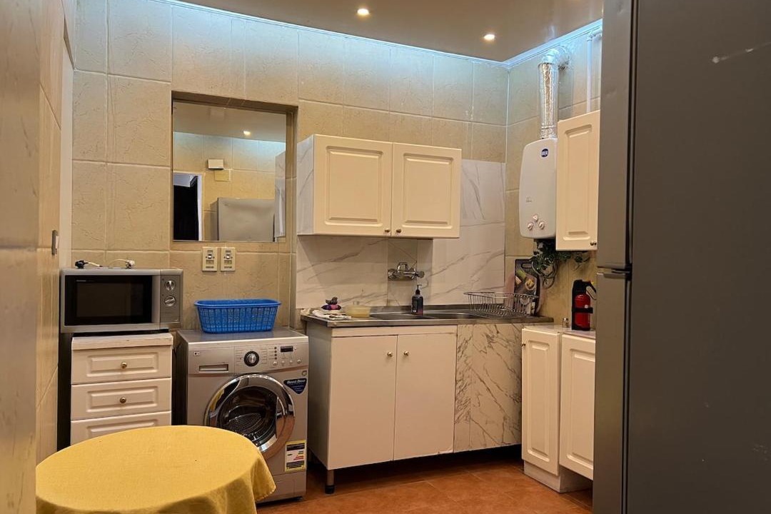 Taqseem Laselky Apartment | Maison de Lama - Expat friendly, AirCon, Garden access