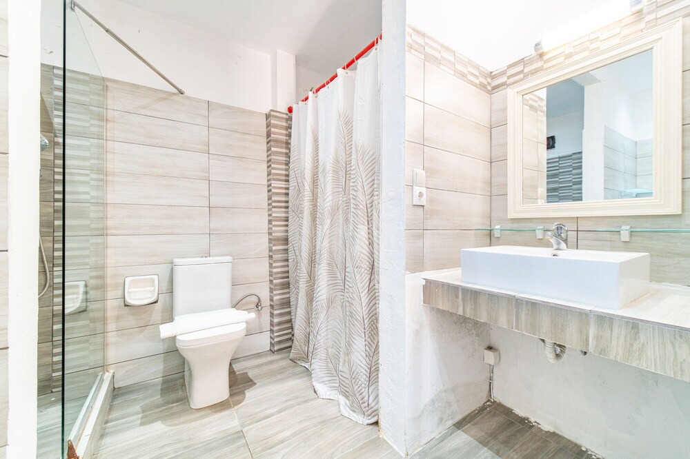 Photo of Bathroom in Gardenos