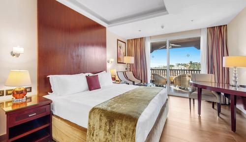 Suite, 1 King Bed, Pool View