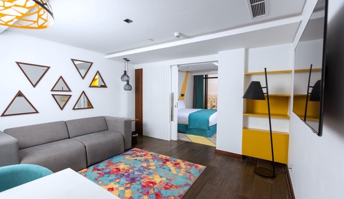 Luxury Studio Suite, 1 King Bed, Smoking, City View