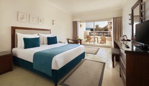 Family Room, 1 Queen Bed, Partial Sea View (Deluxe)