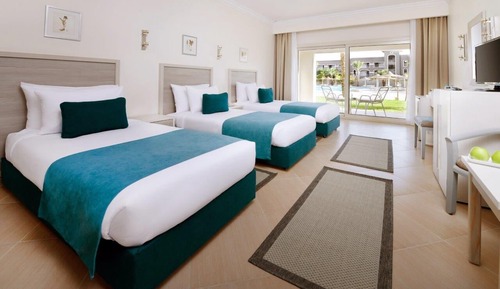 Family Room, 1 Queen Bed, Pool View (Deluxe)