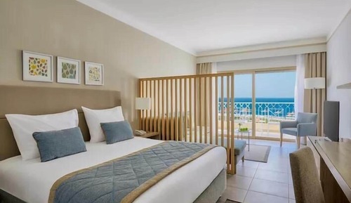 Deluxe Room, Sea View (Family, Queen Bed)