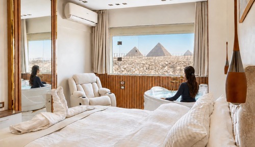 Luxury Jacuzzi Pyramids View Suite