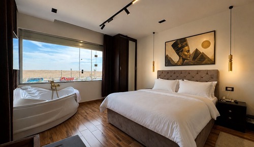 King Suite with Jacuzzi Pyramids View