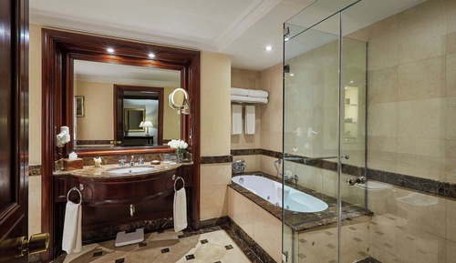 Deluxe Room, 1 King Bed, Garden View, Garden Area