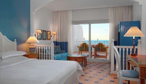 Superior Room, 1 King Bed, Accessible, Sea View (High Floor, Balcony, Roll-in Shower)