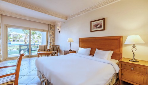 Standard Room, 1 King Bed, Balcony, Pool View