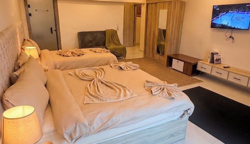 Deluxe Suite with Mountain View