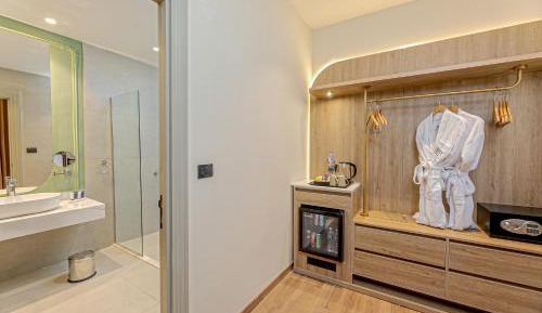Standard Queen Room
