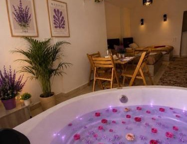 Deluxe Suite with Spa Bath