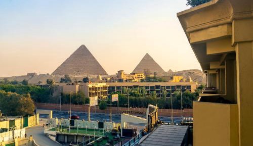 Superior King Room with Pyramids view