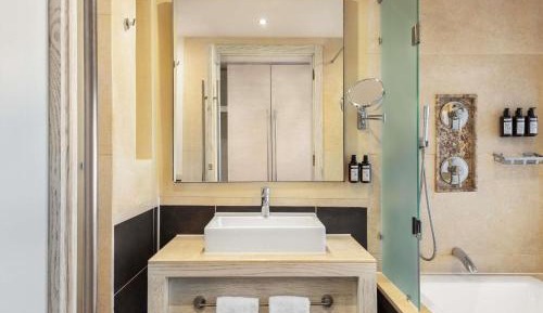 Deluxe Room with Two Single Beds and Sea View