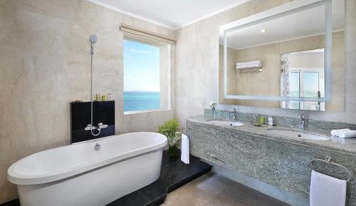 King Suite with Sea View