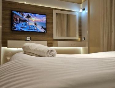 Deluxe Two-Bedroom Apartment with Garden View