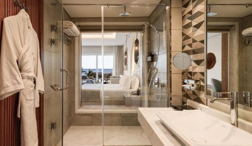 Posh Swim-Up Suite - Posh Club