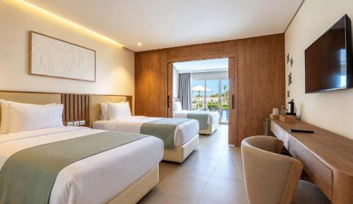 Family Swim-Up Suite